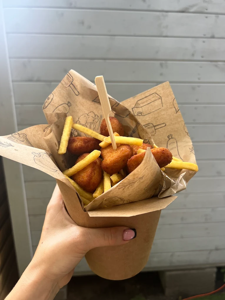 Porcja świeżych frytek z nuggetsami dla dzieci w Cafe Flaming w Nowym Zoo Poznań