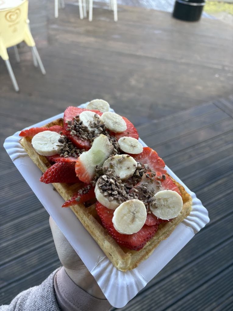 Gofry z bitą śmietaną i owocami w kawiarni Cafe Flaming w Nowym Zoo Poznań